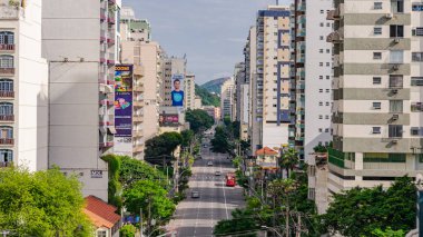 Niteroi, Rio de Janeiro, Brezilya - CIRCA 2021: COVID-19 salgını sırasında kararlaştırılan tecridin önünde az sayıda araç ve az sayıda trafik bulunan cadde. Fotoğraf Brezilya 'daki ikinci enfeksiyon dalgası sırasında yeni Sars-CoV-2 vakalarında çekildi.