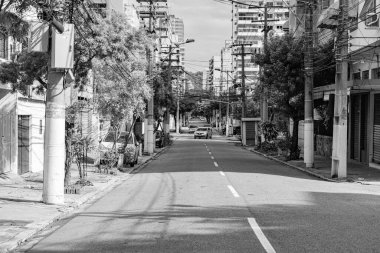 Niteroi, Rio de Janeiro, Brezilya - CIRCA 2020: COVID-19 salgını sırasında kararlaştırılan tecrit karşısında araçların hareket etmediği ve boş olan sokaklar. Fotoğraf Brezilya 'daki ikinci enfeksiyon dalgası sırasında yeni Sars-CoV-2 vakalarında çekildi