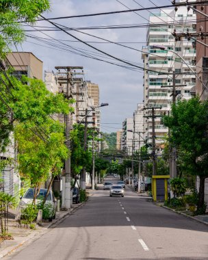 Niteroi, Rio de Janeiro, Brezilya - CIRCA 2020: COVID-19 salgını sırasında kararlaştırılan tecrit karşısında araçların hareket etmediği ve boş olan sokaklar. Fotoğraf Brezilya 'daki ikinci enfeksiyon dalgası sırasında yeni Sars-CoV-2 vakalarında çekildi