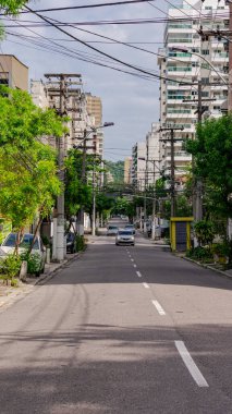 Niteroi, Rio de Janeiro, Brezilya - CIRCA 2020: COVID-19 salgını sırasında kararlaştırılan tecrit karşısında araçların hareket etmediği ve boş olan sokaklar. Fotoğraf Brezilya 'daki ikinci enfeksiyon dalgası sırasında yeni Sars-CoV-2 vakalarında çekildi