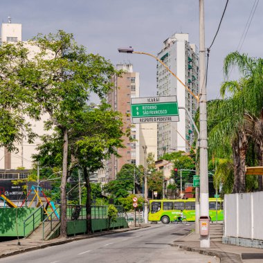 Niteroi, Rio de Janeiro, Brezilya - CIRCA 2020: COVID-19 salgını sırasında kararlaştırılan tecrit karşısında araçların hareket etmediği ve boş olan sokaklar. Fotoğraf Brezilya 'daki ikinci enfeksiyon dalgası sırasında yeni Sars-CoV-2 vakalarında çekildi