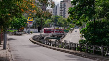 Niteroi, Rio de Janeiro, Brezilya - CIRCA 2020: COVID-19 salgını sırasında kararlaştırılan tecrit karşısında araçların hareket etmediği ve boş olan sokaklar. Fotoğraf Brezilya 'daki ikinci enfeksiyon dalgası sırasında yeni Sars-CoV-2 vakalarında çekildi