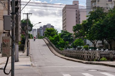 Niteroi, Rio de Janeiro, Brezilya - CIRCA 2020: COVID-19 salgını sırasında kararlaştırılan tecrit karşısında araçların hareket etmediği ve boş olan sokaklar. Fotoğraf Brezilya 'daki ikinci enfeksiyon dalgası sırasında yeni Sars-CoV-2 vakalarında çekildi
