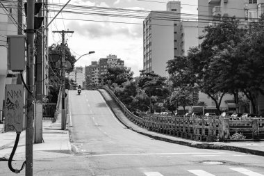 Niteroi, Rio de Janeiro, Brezilya - CIRCA 2020: COVID-19 salgını sırasında kararlaştırılan tecrit karşısında araçların hareket etmediği ve boş olan sokaklar. Fotoğraf Brezilya 'daki ikinci enfeksiyon dalgası sırasında yeni Sars-CoV-2 vakalarında çekildi