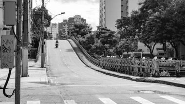 Niteroi, Rio de Janeiro, Brezilya - CIRCA 2020: COVID-19 salgını sırasında kararlaştırılan tecrit karşısında araçların hareket etmediği ve boş olan sokaklar. Fotoğraf Brezilya 'daki ikinci enfeksiyon dalgası sırasında yeni Sars-CoV-2 vakalarında çekildi