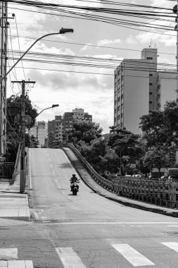 Niteroi, Rio de Janeiro, Brezilya - CIRCA 2020: COVID-19 salgını sırasında kararlaştırılan tecrit karşısında araçların hareket etmediği ve boş olan sokaklar. Fotoğraf Brezilya 'daki ikinci enfeksiyon dalgası sırasında yeni Sars-CoV-2 vakalarında çekildi