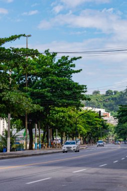 Niteroi, Rio de Janeiro, Brezilya - CIRCA 2020: COVID-19 salgını sırasında kararlaştırılan tecrit karşısında araçların hareket etmediği ve boş olan sokaklar. Fotoğraf Brezilya 'daki ikinci enfeksiyon dalgası sırasında yeni Sars-CoV-2 vakalarında çekildi