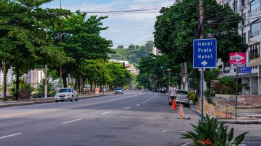 Niteroi, Rio de Janeiro, Brezilya - CIRCA 2020: COVID-19 salgını sırasında kararlaştırılan tecrit karşısında araçların hareket etmediği ve boş olan sokaklar. Fotoğraf Brezilya 'daki ikinci enfeksiyon dalgası sırasında yeni Sars-CoV-2 vakalarında çekildi