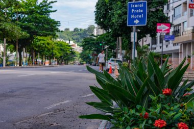 Niteroi, Rio de Janeiro, Brezilya - CIRCA 2020: COVID-19 salgını sırasında kararlaştırılan tecrit karşısında araçların hareket etmediği ve boş olan sokaklar. Fotoğraf Brezilya 'daki ikinci enfeksiyon dalgası sırasında yeni Sars-CoV-2 vakalarında çekildi