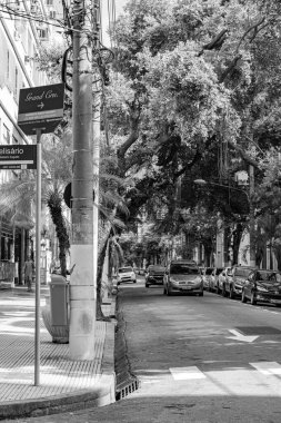 Niteroi, Rio de Janeiro, Brezilya - CIRCA 2020: COVID-19 salgını sırasında kararlaştırılan tecrit karşısında araçların hareket etmediği ve boş olan sokaklar. Fotoğraf Brezilya 'daki ikinci enfeksiyon dalgası sırasında yeni Sars-CoV-2 vakalarında çekildi