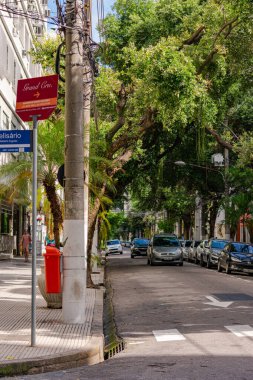 Niteroi, Rio de Janeiro, Brezilya - CIRCA 2020: COVID-19 salgını sırasında kararlaştırılan tecrit karşısında araçların hareket etmediği ve boş olan sokaklar. Fotoğraf Brezilya 'daki ikinci enfeksiyon dalgası sırasında yeni Sars-CoV-2 vakalarında çekildi