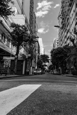 Niteroi, Rio de Janeiro, Brezilya - CIRCA 2020: COVID-19 salgını sırasında kararlaştırılan tecrit karşısında araçların hareket etmediği ve boş olan sokaklar. Fotoğraf Brezilya 'daki ikinci enfeksiyon dalgası sırasında yeni Sars-CoV-2 vakalarında çekildi
