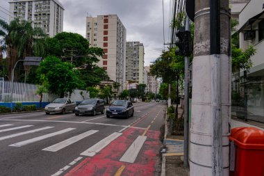 Niteroi, Rio de Janeiro, Brezilya - CIRCA 2020: COVID-19 salgını sırasında kararlaştırılan tecrit karşısında araçların hareket etmediği ve boş olan sokaklar. Fotoğraf Brezilya 'daki ikinci enfeksiyon dalgası sırasında yeni Sars-CoV-2 vakalarında çekildi