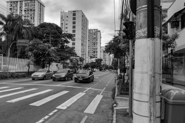 Niteroi, Rio de Janeiro, Brezilya - CIRCA 2020: COVID-19 salgını sırasında kararlaştırılan tecrit karşısında araçların hareket etmediği ve boş olan sokaklar. Fotoğraf Brezilya 'daki ikinci enfeksiyon dalgası sırasında yeni Sars-CoV-2 vakalarında çekildi