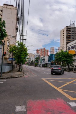 Niteroi, Rio de Janeiro, Brezilya - CIRCA 2020: COVID-19 salgını sırasında kararlaştırılan tecrit karşısında araçların hareket etmediği ve boş olan sokaklar. Fotoğraf Brezilya 'daki ikinci enfeksiyon dalgası sırasında yeni Sars-CoV-2 vakalarında çekildi