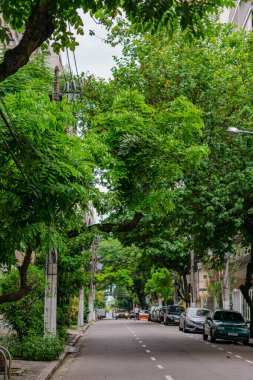 Niteroi, Rio de Janeiro, Brezilya - CIRCA 2020: COVID-19 salgını sırasında kararlaştırılan tecrit karşısında araçların hareket etmediği ve boş olan sokaklar. Fotoğraf Brezilya 'daki ikinci enfeksiyon dalgası sırasında yeni Sars-CoV-2 vakalarında çekildi