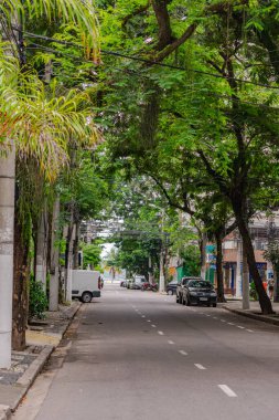 Niteroi, Rio de Janeiro, Brezilya - CIRCA 2020: COVID-19 salgını sırasında kararlaştırılan tecrit karşısında araçların hareket etmediği ve boş olan sokaklar. Fotoğraf Brezilya 'daki ikinci enfeksiyon dalgası sırasında yeni Sars-CoV-2 vakalarında çekildi