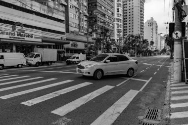 Niteroi, Rio de Janeiro, Brezilya - CIRCA 2021: COVID-19 salgını sırasında kararlaştırılan tecridin önünde az sayıda araç ve az sayıda trafik bulunan cadde. Fotoğraf Brezilya 'daki ikinci enfeksiyon dalgası sırasında yeni Sars-CoV-2 vakalarında çekildi.