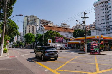 Niteroi, Rio de Janeiro, Brezilya - CIRCA 2021: COVID-19 salgını sırasında kararlaştırılan tecridin önünde az sayıda araç ve az sayıda trafik bulunan cadde. Fotoğraf Brezilya 'daki ikinci enfeksiyon dalgası sırasında yeni Sars-CoV-2 vakalarında çekildi.