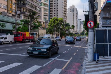 Niteroi, Rio de Janeiro, Brezilya - CIRCA 2021: COVID-19 salgını sırasında kararlaştırılan tecridin önünde az sayıda araç ve az sayıda trafik bulunan cadde. Fotoğraf Brezilya 'daki ikinci enfeksiyon dalgası sırasında yeni Sars-CoV-2 vakalarında çekildi.