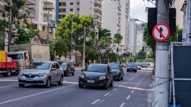 Niteroi, Rio de Janeiro, Brezilya - CIRCA 2021: COVID-19 salgını sırasında kararlaştırılan tecridin önünde az sayıda araç ve az sayıda trafik bulunan cadde. Fotoğraf Brezilya 'daki ikinci enfeksiyon dalgası sırasında yeni Sars-CoV-2 vakalarında çekildi.