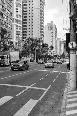 Niteroi, Rio de Janeiro, Brezilya - CIRCA 2021: COVID-19 salgını sırasında kararlaştırılan tecridin önünde az sayıda araç ve az sayıda trafik bulunan cadde. Fotoğraf Brezilya 'daki ikinci enfeksiyon dalgası sırasında yeni Sars-CoV-2 vakalarında çekildi.