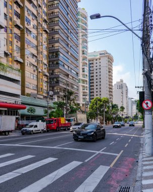 Niteroi, Rio de Janeiro, Brezilya - CIRCA 2021: COVID-19 salgını sırasında kararlaştırılan tecridin önünde az sayıda araç ve az sayıda trafik bulunan cadde. Fotoğraf Brezilya 'daki ikinci enfeksiyon dalgası sırasında yeni Sars-CoV-2 vakalarında çekildi.