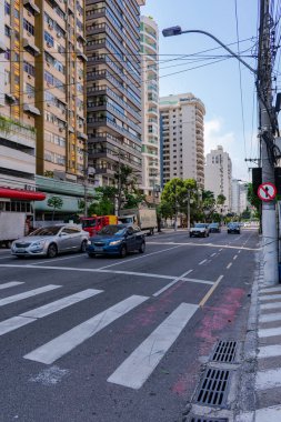 Niteroi, Rio de Janeiro, Brezilya - CIRCA 2021: COVID-19 salgını sırasında kararlaştırılan tecridin önünde az sayıda araç ve az sayıda trafik bulunan cadde. Fotoğraf Brezilya 'daki ikinci enfeksiyon dalgası sırasında yeni Sars-CoV-2 vakalarında çekildi.
