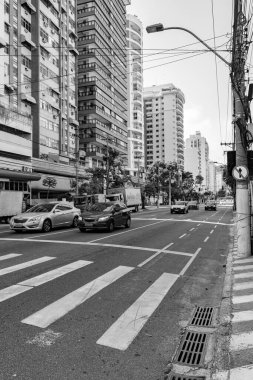 Niteroi, Rio de Janeiro, Brezilya - CIRCA 2021: COVID-19 salgını sırasında kararlaştırılan tecridin önünde az sayıda araç ve az sayıda trafik bulunan cadde. Fotoğraf Brezilya 'daki ikinci enfeksiyon dalgası sırasında yeni Sars-CoV-2 vakalarında çekildi.