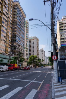 Niteroi, Rio de Janeiro, Brezilya - CIRCA 2021: COVID-19 salgını sırasında kararlaştırılan tecridin önünde az sayıda araç ve az sayıda trafik bulunan cadde. Fotoğraf Brezilya 'daki ikinci enfeksiyon dalgası sırasında yeni Sars-CoV-2 vakalarında çekildi.