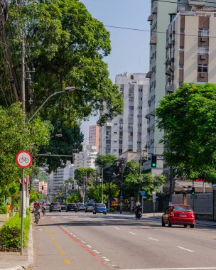 Niteroi, Rio de Janeiro, Brezilya - CIRCA 2021: COVID-19 salgını sırasında kararlaştırılan tecridin önünde az sayıda araç ve az sayıda trafik bulunan cadde. Fotoğraf Brezilya 'daki ikinci enfeksiyon dalgası sırasında yeni Sars-CoV-2 vakalarında çekildi.