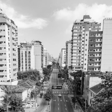 Niteroi, Rio de Janeiro, Brezilya - CIRCA 2021: COVID-19 salgını sırasında kararlaştırılan tecridin önünde az sayıda araç ve az sayıda trafik bulunan cadde. Fotoğraf Brezilya 'daki ikinci enfeksiyon dalgası sırasında yeni Sars-CoV-2 vakalarında çekildi.