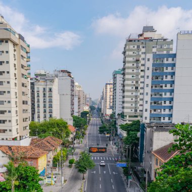 Niteroi, Rio de Janeiro, Brezilya - CIRCA 2021: COVID-19 salgını sırasında kararlaştırılan tecridin önünde az sayıda araç ve az sayıda trafik bulunan cadde. Fotoğraf Brezilya 'daki ikinci enfeksiyon dalgası sırasında yeni Sars-CoV-2 vakalarında çekildi.