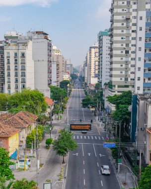 Niteroi, Rio de Janeiro, Brezilya - CIRCA 2021: COVID-19 salgını sırasında kararlaştırılan tecridin önünde az sayıda araç ve az sayıda trafik bulunan cadde. Fotoğraf Brezilya 'daki ikinci enfeksiyon dalgası sırasında yeni Sars-CoV-2 vakalarında çekildi.