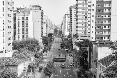 Niteroi, Rio de Janeiro, Brezilya - CIRCA 2021: COVID-19 salgını sırasında kararlaştırılan tecridin önünde az sayıda araç ve az sayıda trafik bulunan cadde. Fotoğraf Brezilya 'daki ikinci enfeksiyon dalgası sırasında yeni Sars-CoV-2 vakalarında çekildi.