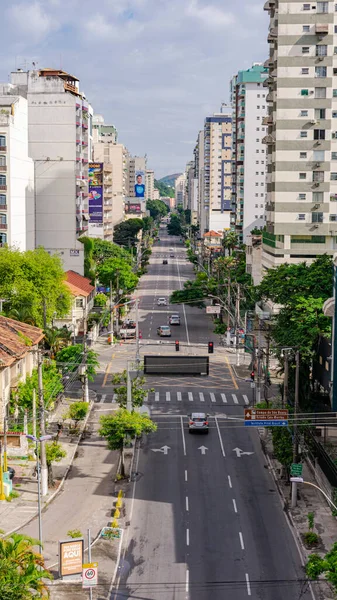Niteroi, Rio de Janeiro, Brezilya - CIRCA 2021: COVID-19 salgını sırasında kararlaştırılan tecridin önünde az sayıda araç ve az sayıda trafik bulunan cadde. Fotoğraf Brezilya 'daki ikinci enfeksiyon dalgası sırasında yeni Sars-CoV-2 vakalarında çekildi.