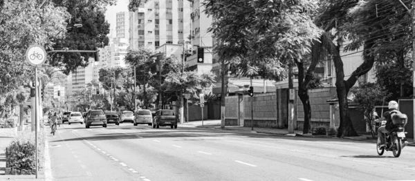 ニテロイ リオデジャネイロ ブラジル Circa 2021 Covid 19パンデミックの間に定められたロックダウンの前にほとんど交通量と数台の車がない通り ブラジルでの感染の第二波の間にSars Cov 2の新しいケースの間に撮影された写真 — ストック写真