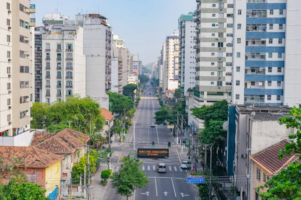Niteroi, Rio de Janeiro, Brezilya - CIRCA 2021: COVID-19 salgını sırasında kararlaştırılan tecridin önünde az sayıda araç ve az sayıda trafik bulunan cadde. Fotoğraf Brezilya 'daki ikinci enfeksiyon dalgası sırasında yeni Sars-CoV-2 vakalarında çekildi.