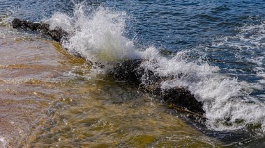 Gün boyunca plajda kaya oluşumlarının (taşlar) dokusu ve keskinliğiyle görüntüsü