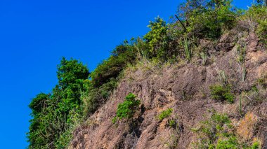 Gün boyunca plajda kaya oluşumlarının (taşlar) dokusu ve keskinliğiyle görüntüsü
