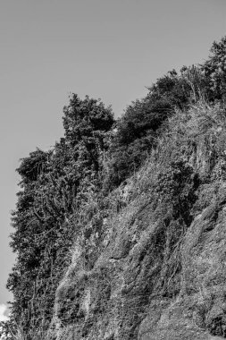 Gün boyunca plajda kaya oluşumlarının (taşlar) dokusu ve keskinliğiyle görüntüsü