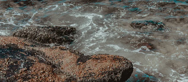 Gün Boyunca Plajda Kaya Oluşumlarının Taşlar Dokusu Keskinliğiyle Görüntüsü — Stok fotoğraf