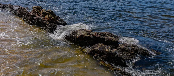 Bild Von Felsformationen Steinen Mit Struktur Und Schärfe Strand Während — Stockfoto