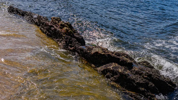 Imagen Formaciones Rocosas Piedras Con Textura Nitidez Playa Durante Día — Foto de Stock