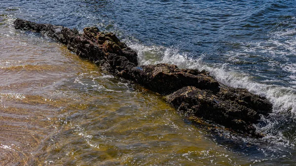 Obraz Formacji Skalnych Kamieni Fakturą Ostrością Plaży Ciągu Dnia — Zdjęcie stockowe