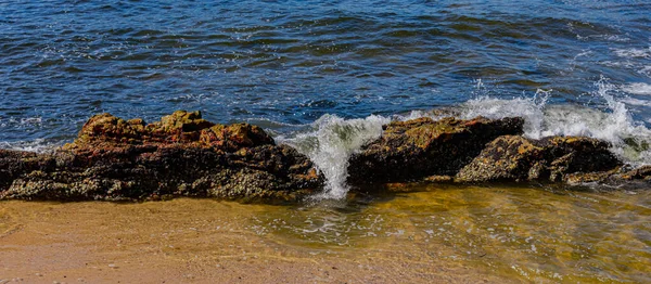 Gün Boyunca Plajda Kaya Oluşumlarının Taşlar Dokusu Keskinliğiyle Görüntüsü — Stok fotoğraf