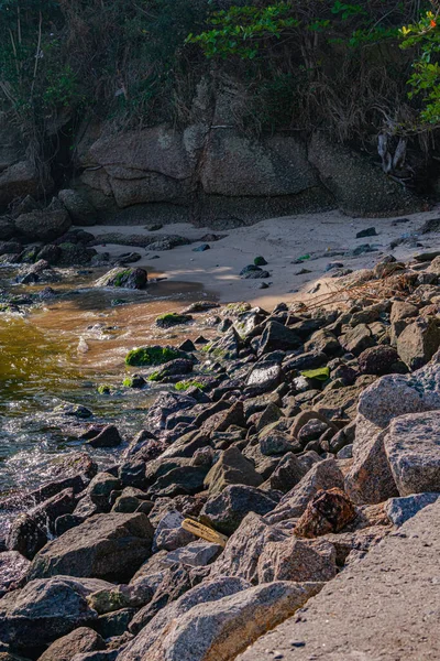 Immagine Formazioni Rocciose Pietre Con Texture Nitidezza Sulla Spiaggia Durante — Foto Stock