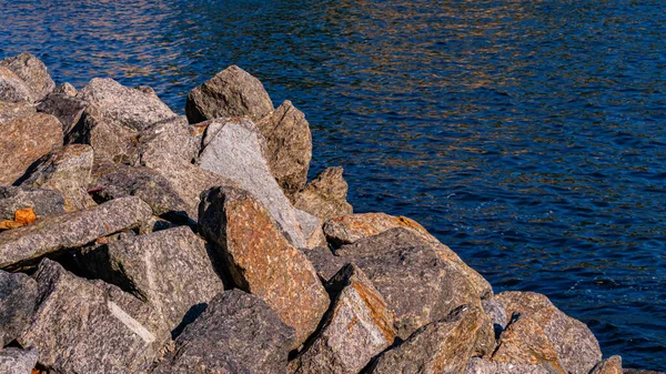 Imagem Formações Rochosas Pedras Com Textura Nitidez Praia Durante Dia — Fotografia de Stock