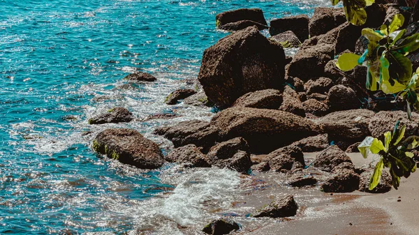 Imagem Formações Rochosas Pedras Com Textura Nitidez Praia Durante Dia — Fotografia de Stock