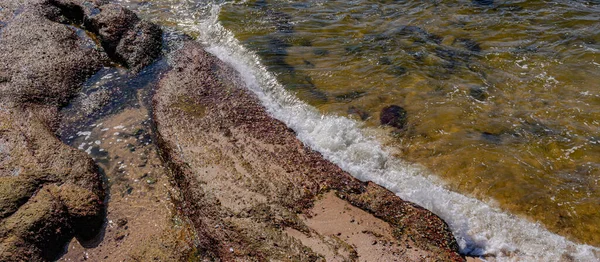 Immagine Formazioni Rocciose Pietre Con Texture Nitidezza Sulla Spiaggia Durante — Foto Stock